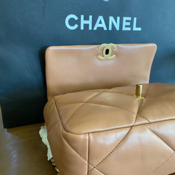 Authentic Chanel 19 21P Medium Flap Bag - Picture 4 of 6